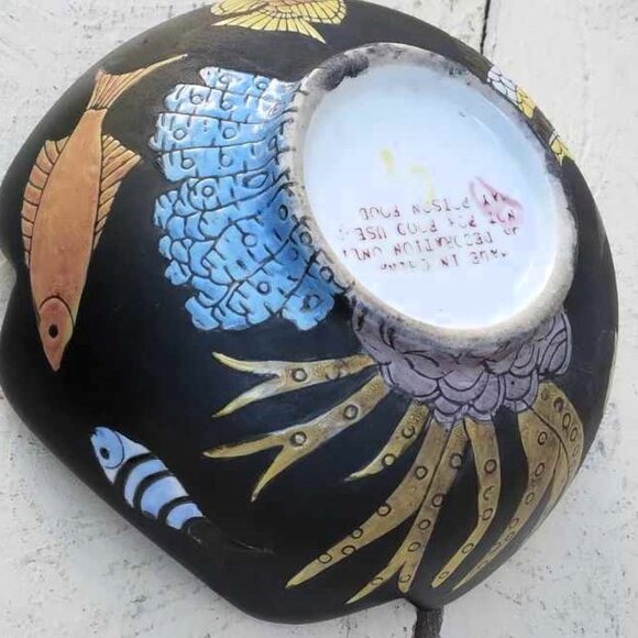 Vintage Porcelain Chinese Black Bowl with Raised Tropical Fish Designs - Picture 7 of 10